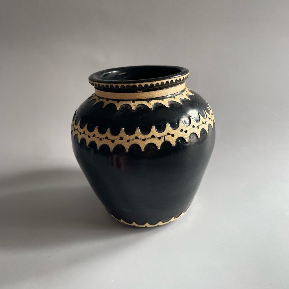 Vintage Mata Ortiz Sgraffito Pottery Vase with Etched Scallop Mexican Folkart - Picture 2 of 4